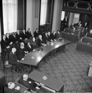 150 jaar Staten Generaal koningin Juliana zit achter de regeringstafel, rechts , Bestanddeelnr 915-9294