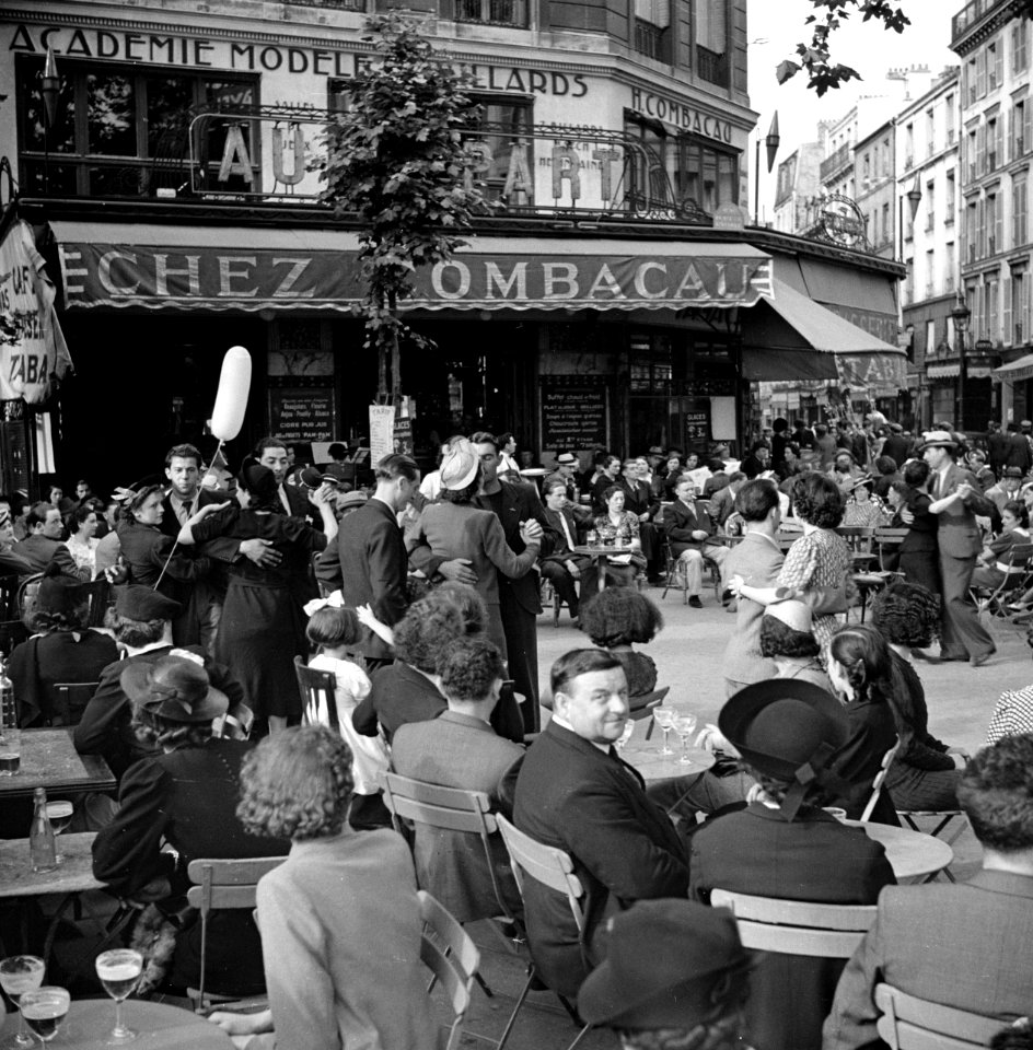 14 juillet 1938 Parijs, feestende en dansende mensen voor het etablissement Che, Bestanddeelnr 254-2180