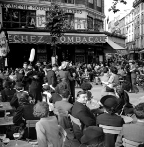 14 juillet 1938 Parijs, feestende en dansende mensen voor het etablissement Che, Bestanddeelnr 254-2180
