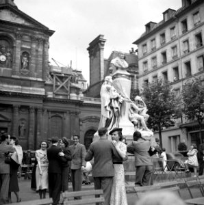 14 juillet 1938, feestende, dansende mensen op straat bij een monument en kerk, Bestanddeelnr 254-2176