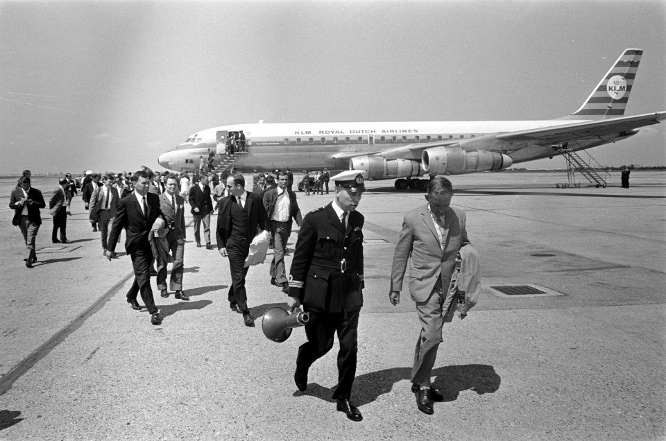 150 Mariniers arriveren uit Curacao op Schiphol mariniers met rechts majoor Mart, Bestanddeelnr 922-5102