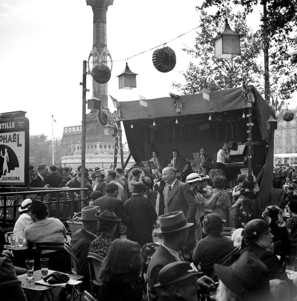 14 juillet 1938 Parijs, feest op place de la Bastille. Orkestje met 3 vrouwen en, Bestanddeelnr 254-2178