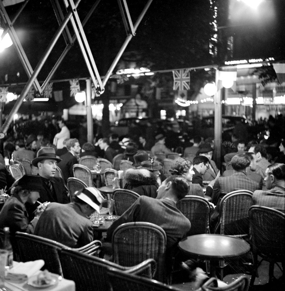 14 juillet 1938 Parijs, feestvierders op terras s'avonds, Bestanddeelnr 254-2177