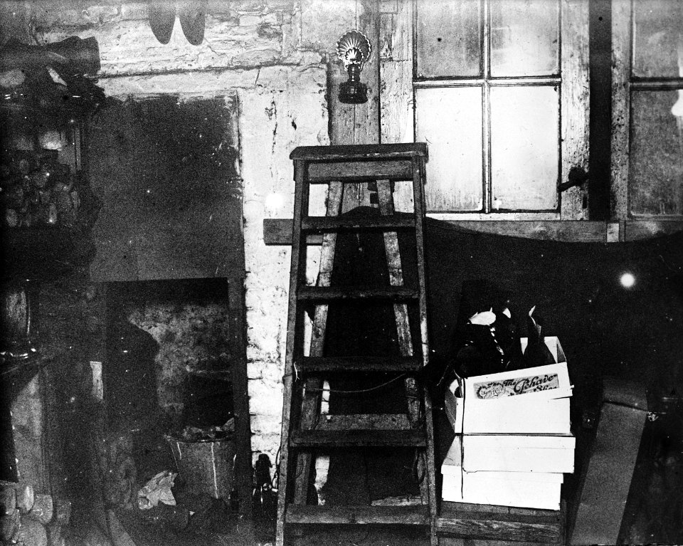 13x18 Primitief privaat onder de vloer van de schoenmakerij, Bestanddeelnr 256-0338