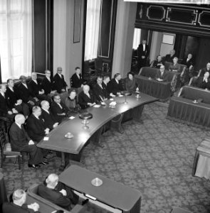 150 jaar Staten Generaal koningin Juliana zit achter de regeringstafel, rechts , Bestanddeelnr 915-9295