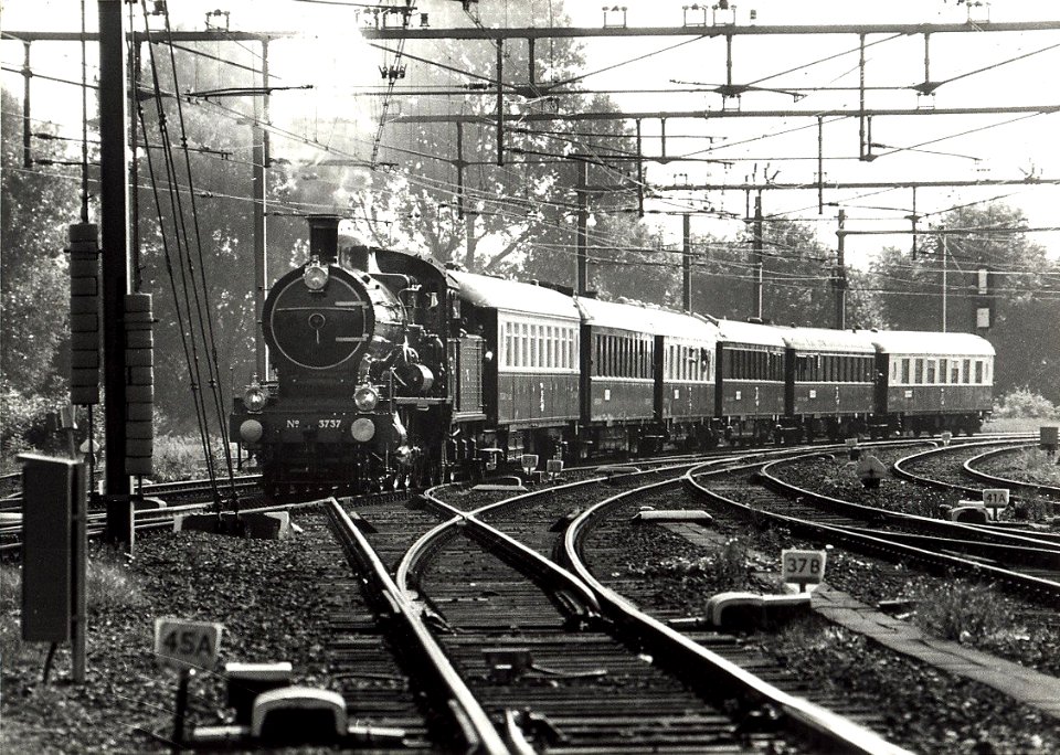 150 jaar NS. Een historische trein getrokken door Locomotief 3737. Aangekocht van United Photos de Boer bv. - Negatiefnummer 29512 k 25. - Gepubliceerd in het Haarlems Dagblad van 06.09.1988