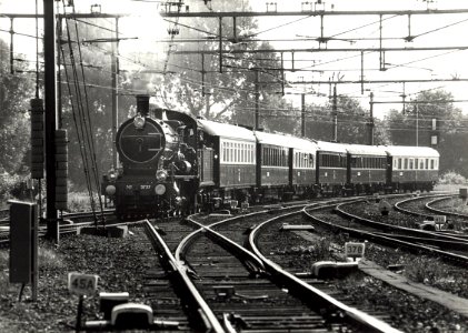 150 jaar NS. Een historische trein getrokken door Locomotief 3737. Aangekocht van United Photos de Boer bv. - Negatiefnummer 29512 k 25. - Gepubliceerd in het Haarlems Dagblad van 06.09.1988