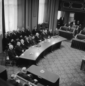 150 jaar Staten Generaal koningin Juliana zit achter de regeringstafel, rechts , Bestanddeelnr 915-9293