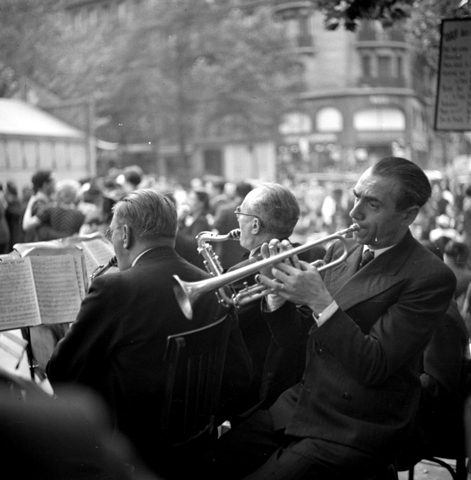 14 juillet (Quatorze Juillet) 1938 Parijs, orkestje speelt dansmuziek Op de ach, Bestanddeelnr 254-2183