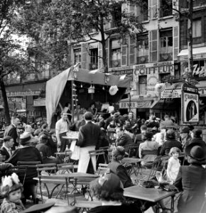 14 juillet 1938 Parijs, feestende mensen op place de la Bastille. Terras met obe, Bestanddeelnr 254-2179