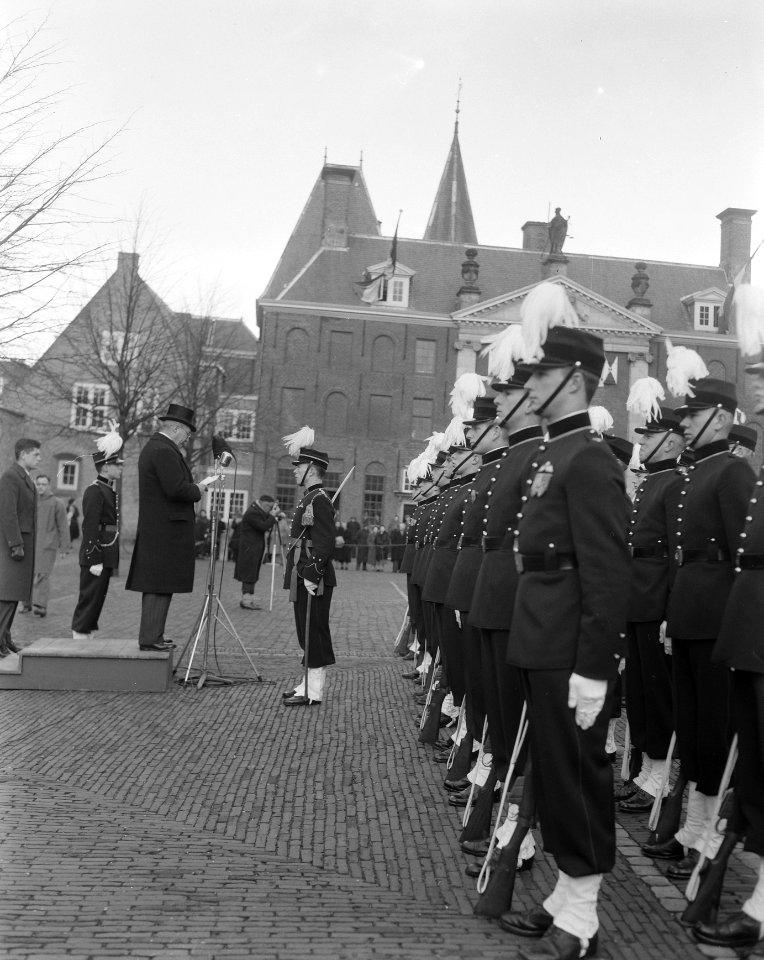 18e Lustrum Leidse Studenten Vereniging Pro Patria Aanbieding uniformen door, Bestanddeelnr 908-1683