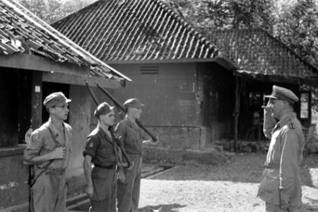 3e Infanterie BrigadegroepGeneraal Kruls groet een wacht, Bestanddeelnr 4251