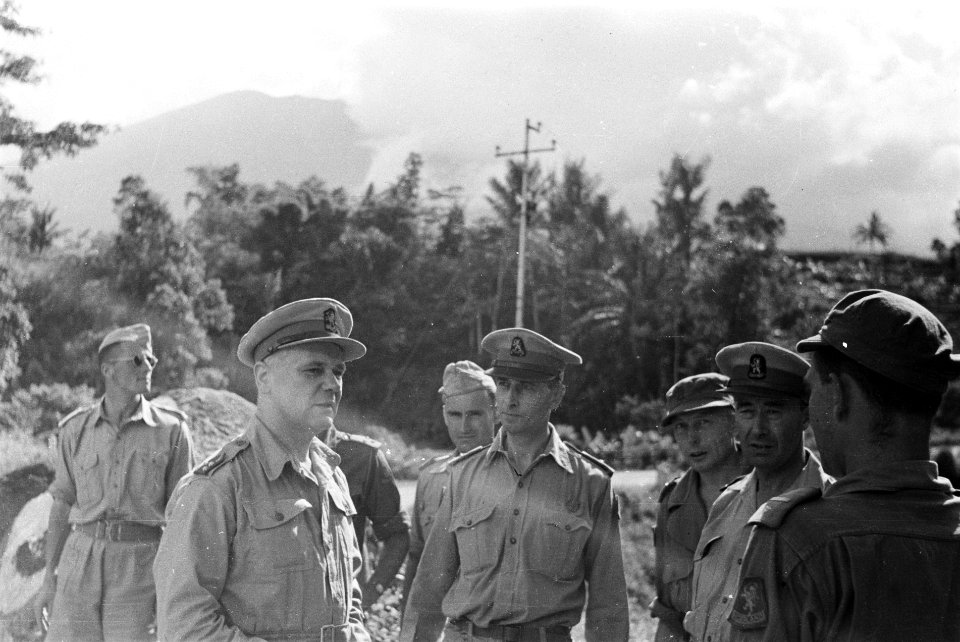 3e Infanterie BrigadegroepGeneraal Kruls bij een inspectie, in het midden kol, Bestanddeelnr 4246
