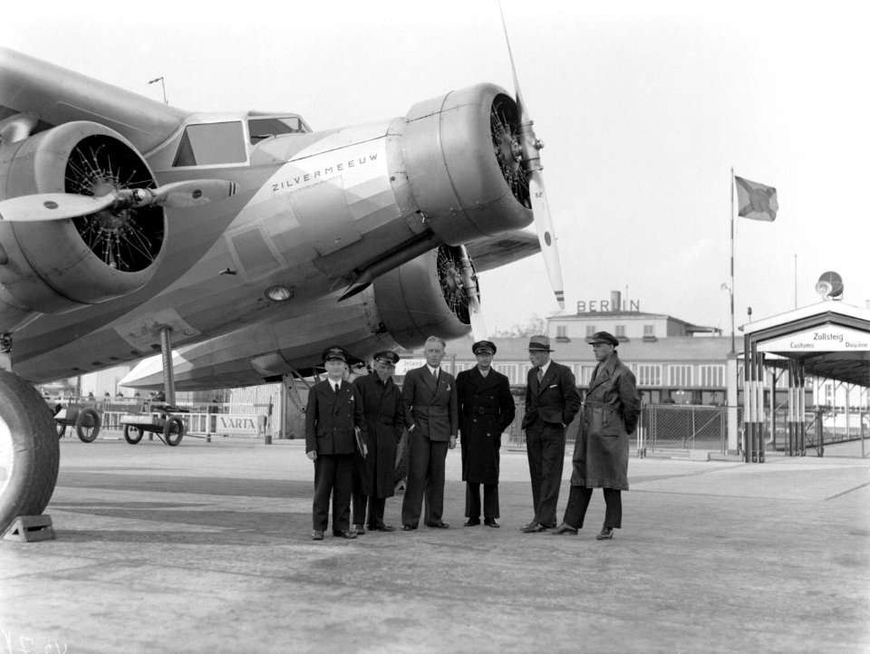3e van links Harry Laponder, 4e van links piloot Willem Beekman bij de Fokker F., Bestanddeelnr 189-1257