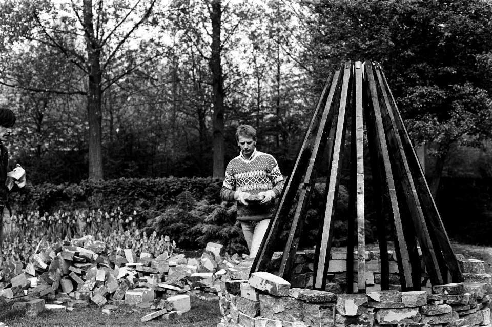3e Beeldententoonstelling Amstelpark van 28 april tot 30 augustus, kunstenaar Pjotr Muller bouwt zijn eigen werk cabane op, Bestanddeelnr 931-4431