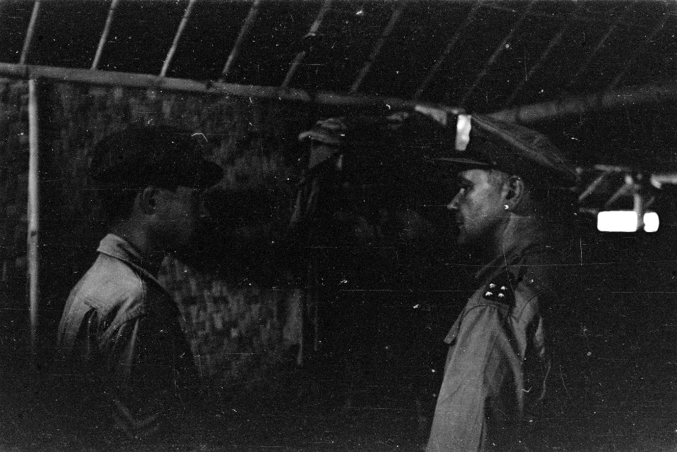 3e Infanterie BrigadegroepGeneraal Kruls in gesprek met een soldaat in een i, Bestanddeelnr 4242