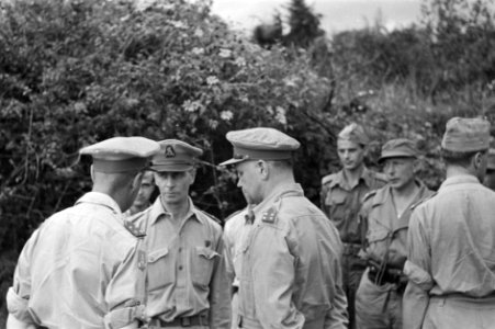3e Infanterie Brigadegroep Generaal Kruls en generaal Durst Britt in gesprek , Bestanddeelnr 4237