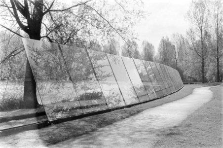 3e Beeldententoonstelling Amstelpark van 28 april tot 30 augustus, een van de werken, een 50 meter lange glaswand van Piet Hein Stulemeyer, Bestanddeelnr 931-4428