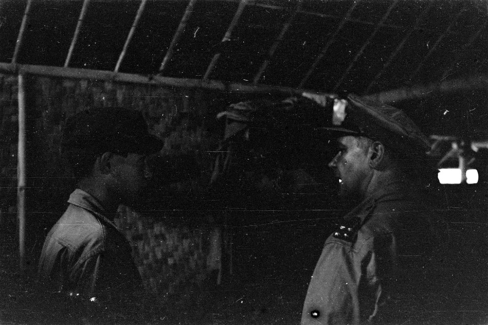 3e Infanterie BrigadegroepGeneraal Kruls in gesprek met een soldaat in een i, Bestanddeelnr 4241