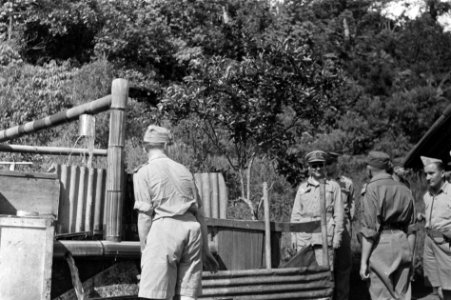 3e Infanterie BrigadegroepGeneraal Kruls bij een douche-installatie in de ope, Bestanddeelnr 4243