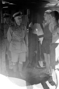 3e Infanterie BrigadegroepGeneraal Kruls in gesprek met manschappen. Achter h, Bestanddeelnr 4250