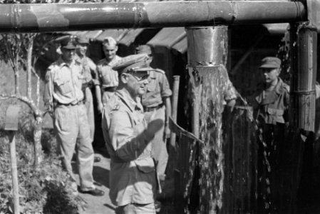 3e Infanterie BrigadegroepGeneraal Kruls bij een douche-installatie in de ope, Bestanddeelnr 4244