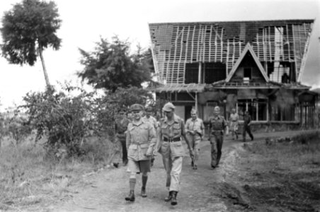 3e Infanterie BrigadegroepGeneraal Kruls in gezelschap van officieren (waaron, Bestanddeelnr 4239