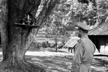 3e Infanterie Brigadegroep Generaal Kruls bekijkt een Mariaaltaartje in een �, Bestanddeelnr 4253