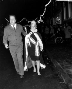 350-jarig bestaan Jordaan. De verkiezing koningin van de Jordaan en Greetje Pronk na de kroning, Bestanddeelnr 915-4774