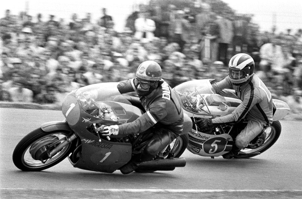 350cc race. Agostini (l) en Phil Read, Bestanddeelnr 924-6800
