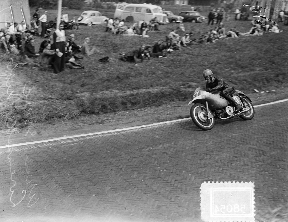 350cc klasse. Winnaar Enrico Lorenzetti (It.) op Moto Guzzi, Bestanddeelnr 905-8054