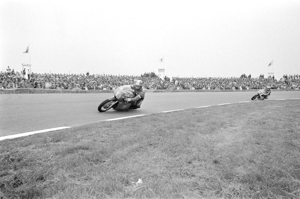350cc race. Giacomo Agostini (nr. 1), daarachter Phil Read (5), Bestanddeelnr 924-6806