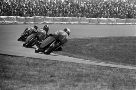 350cc klasse Giacomo Agostini (1) voor Phil Read (4) en Teuvo Lansivuori (10), Bestanddeelnr 926-5039