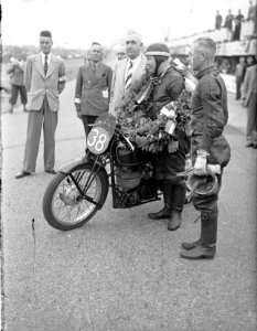 350cc klasse. Kenneth Bills (1e, Velocette) en Freddie Frith (2e, Velocette) ge�, Bestanddeelnr 902-8172