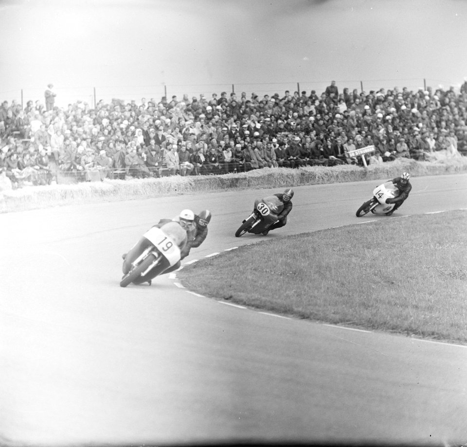 350cc race. Stuart Graham (19), Silvio Grassetti (30), John Cooper (14), Bestanddeelnr 919-2884