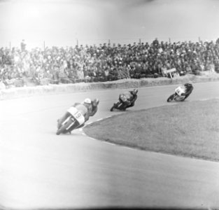 350cc race. Stuart Graham (19), Silvio Grassetti (30), John Cooper (14), Bestanddeelnr 919-2884