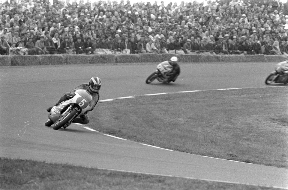 350cc race. Coureurs in de bocht. Vooraan Phil Read (5), achter hem J. Saarinen , Bestanddeelnr 924-6805