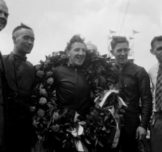 350cc klasse, Huldiging Bill Doran met rechts Reg Amstrong (ten val gekomen) en�, Bestanddeelnr 904-6719