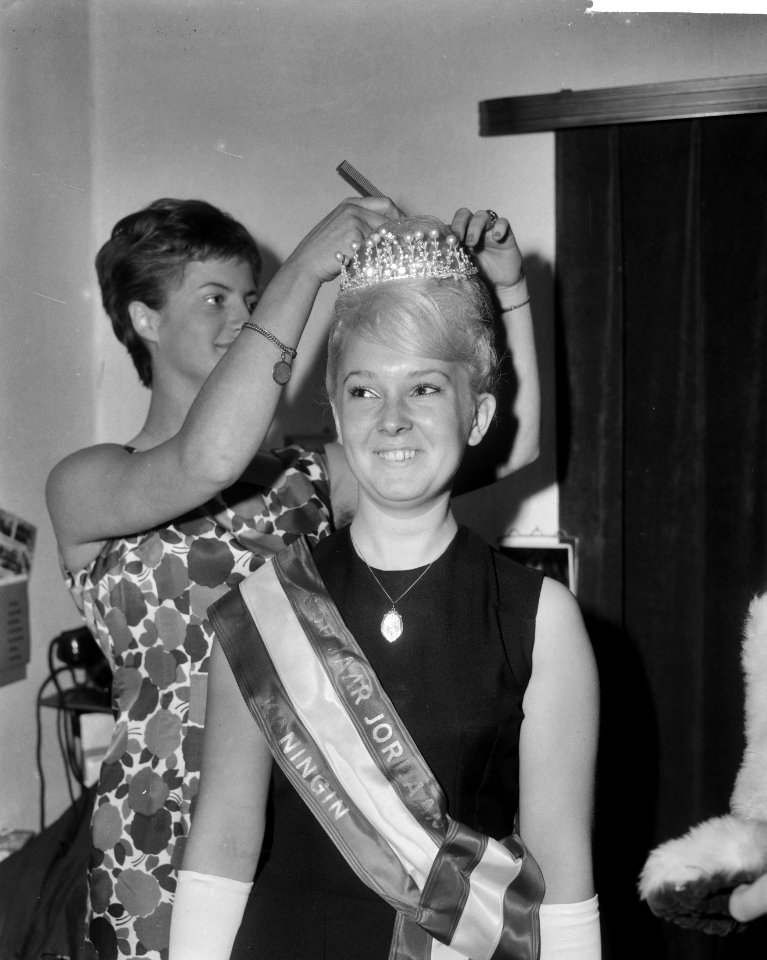 350-jarig bestaan Jordaan. De verkiezing koningin van de Jordaan en Greetje Pronk na de kroning, Bestanddeelnr 915-4776