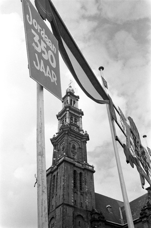350 jaar Jordaan De Westertoren met aan de voet de aankondiging, Bestanddeelnr 915-4745