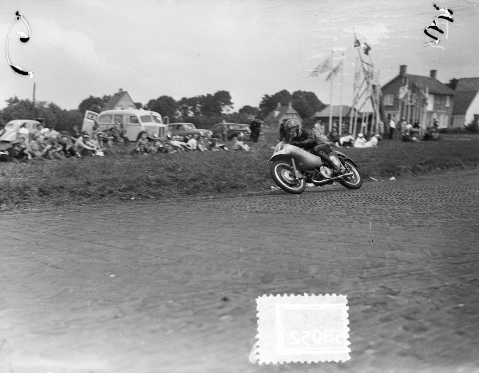 350cc klasse. Winnaar Enrico Lorenzetti (It.) op Moto Guzzi, Bestanddeelnr 905-8052