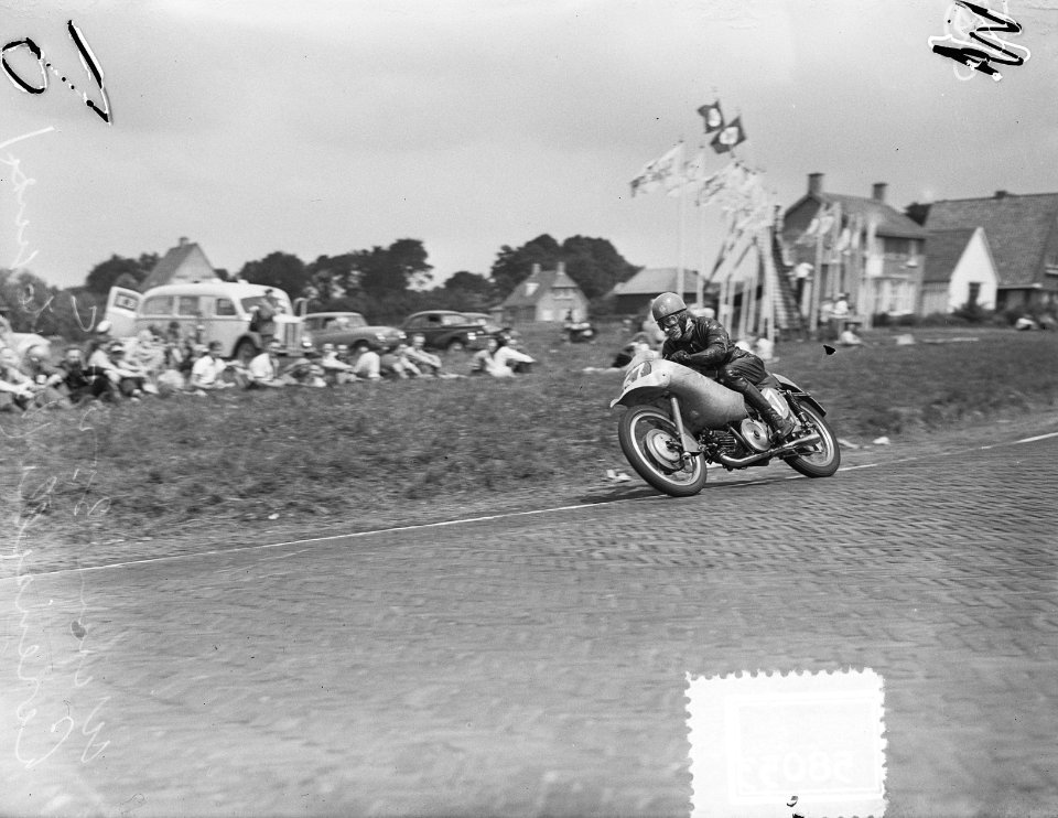350cc klasse. Winnaar Enrico Lorenzetti (It.) op Moto Guzzi, Bestanddeelnr 905-8053