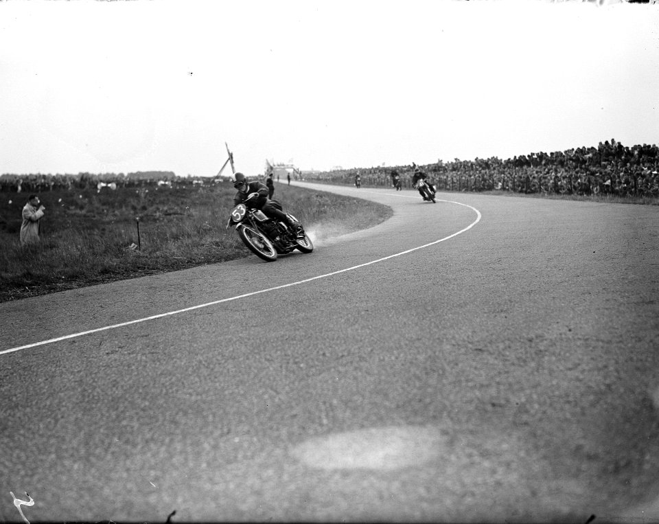 350 cc coureur in de bocht, Bestanddeelnr 902-8165