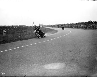 350 cc coureur in de bocht, Bestanddeelnr 902-8165