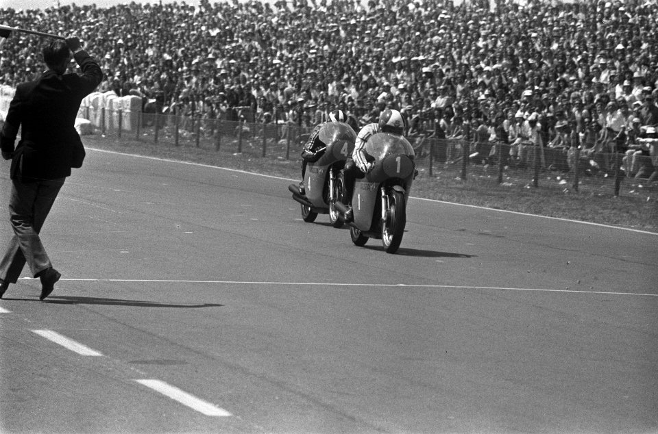350cc klasse Finish Giacomo Agostini (Italie) wint nipt van Phil Read (Groot-�, Bestanddeelnr 926-5040