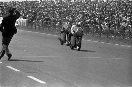 350cc klasse Finish Giacomo Agostini (Italie) wint nipt van Phil Read (Groot-�, Bestanddeelnr 926-5040