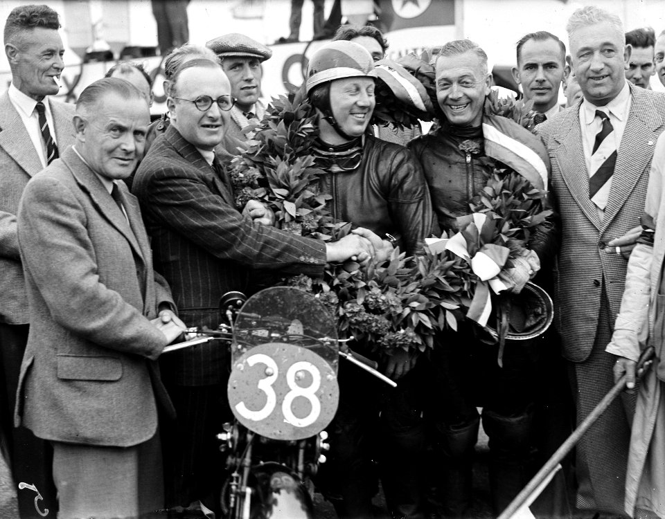 350cc klasse. Kenneth Bills (1e, Velocette) en Freddie Frith (2e, Velocette) ge�, Bestanddeelnr 902-8171