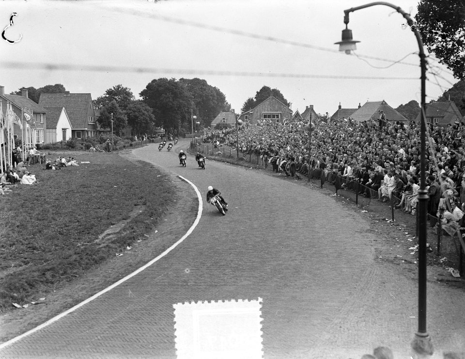 350cc-renners na start in S-bocht te Hooghalen, Bestanddeelnr 905-8047