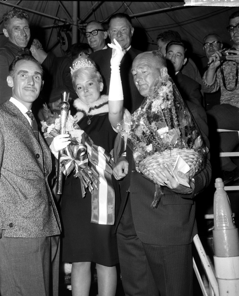 350-jarig bestaan Jordaan. De verkiezing koningin van de Jordaan en Greetje Pronk na de kroning, Bestanddeelnr 915-4775