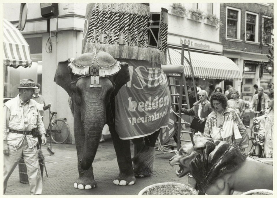 35-Jarig bestaan beddenspeciaalzaak Astrid. Voor de jeugd een ritje op de rug van een olifant. NL-HlmNHA 54032008